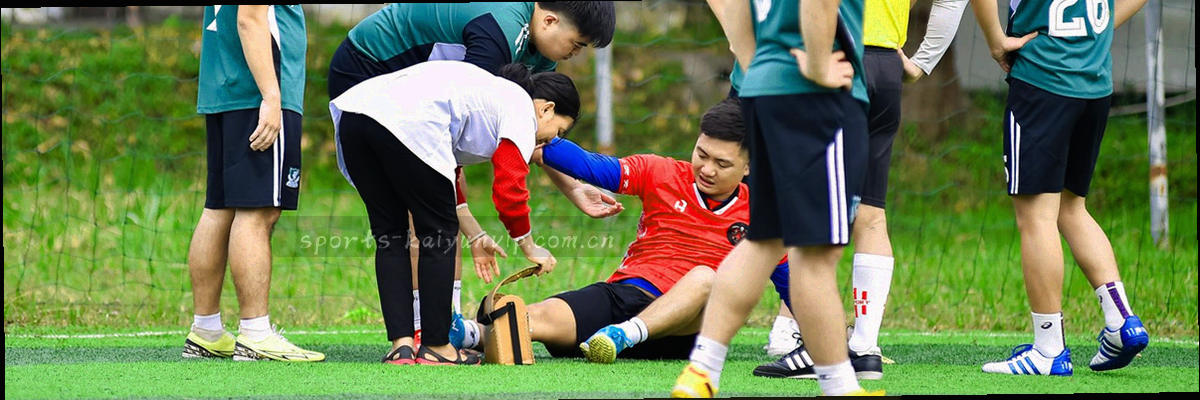 横向拉长的球场与亮光轨迹抽象图